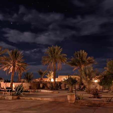 Riadsuerteloca Merzouga Hassilabied 외부 사진 Al-Qatif at night