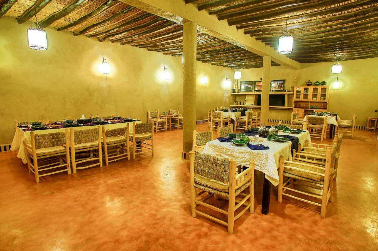 Riadsuerteloca Merzouga Hassilabied 외부 사진 The dining room at the Al Maha Desert Resort