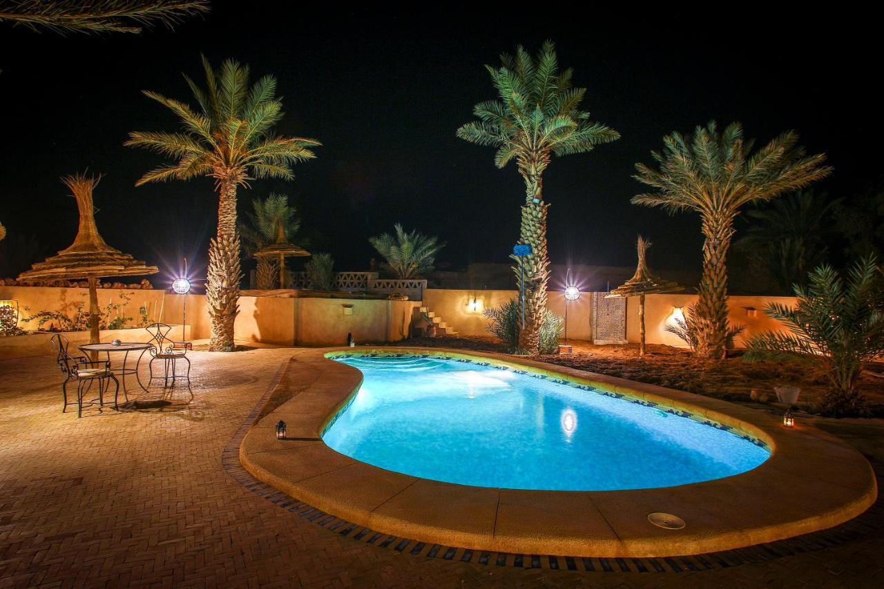 Riadsuerteloca Merzouga Hassilabied 외부 사진 A swimming pool at night