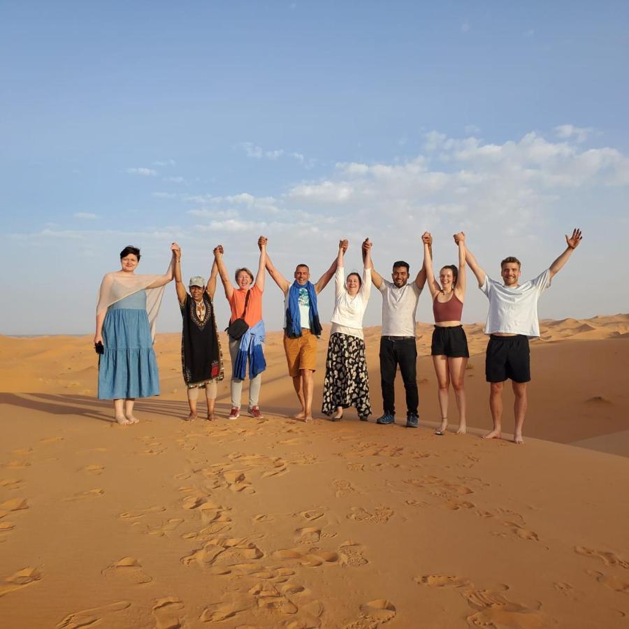 Riadsuerteloca Merzouga Hassilabied 외부 사진 The cast of the film in the desert