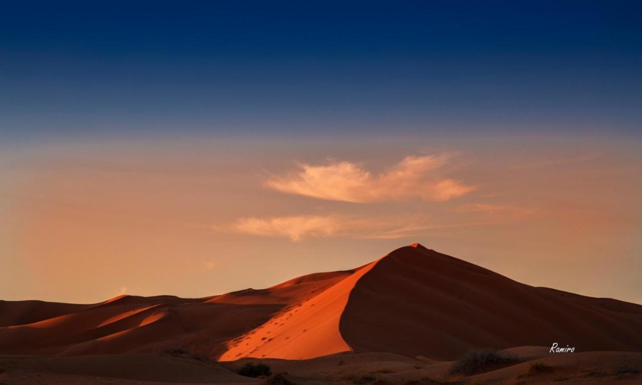 Riadsuerteloca Merzouga Hassilabied 외부 사진 Dune 45 at sunset