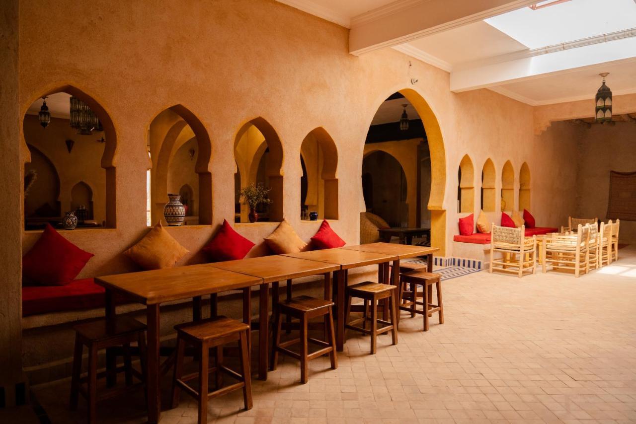 Riadsuerteloca Merzouga Hassilabied 외부 사진 The interior of a Moroccan restaurant