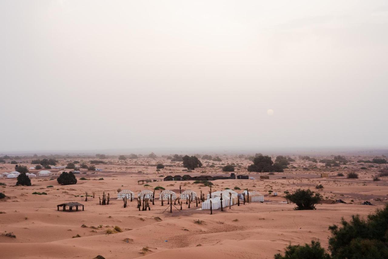 Riadsuerteloca Merzouga Hassilabied 외부 사진 A camp in the desert