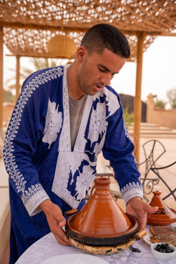 Riadsuerteloca Merzouga Hassilabied 외부 사진 A Moroccan Jew wearing a blue talit