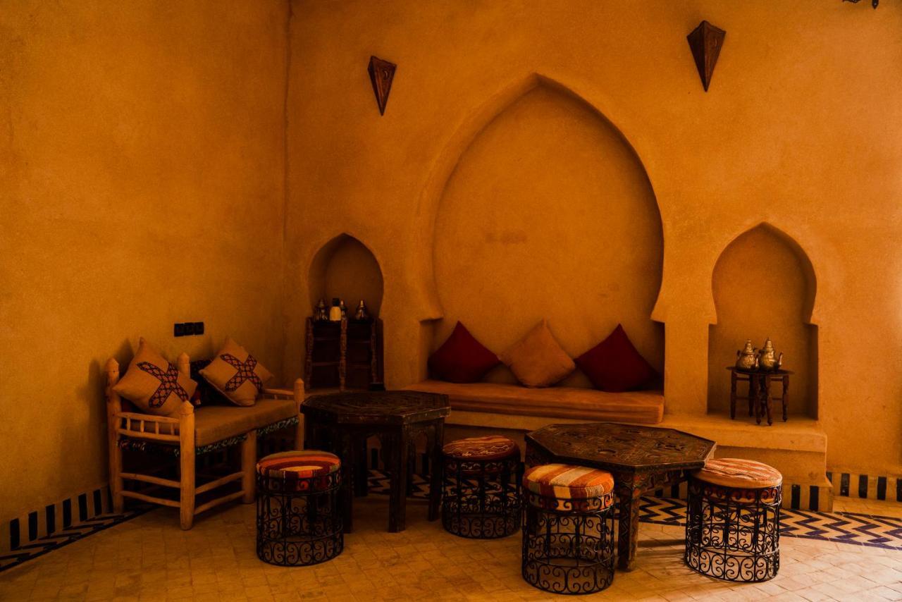 Riadsuerteloca Merzouga Hassilabied 외부 사진 A Moroccan living room