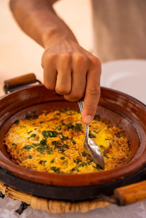 Riadsuerteloca Merzouga Hassilabied 외부 사진 A pot of couscous