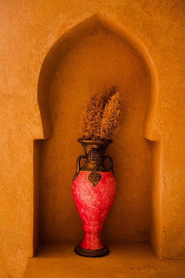 Riadsuerteloca Merzouga Hassilabied 외부 사진 Incense burner in the temple