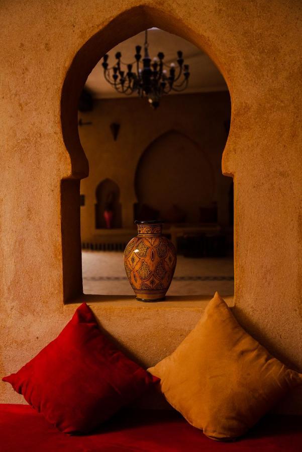 Riadsuerteloca Merzouga Hassilabied 외부 사진 A window in the palace