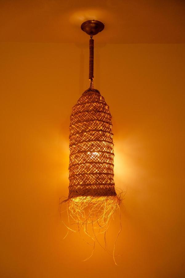 Riadsuerteloca Merzouga Hassilabied 외부 사진 A traditional lamp