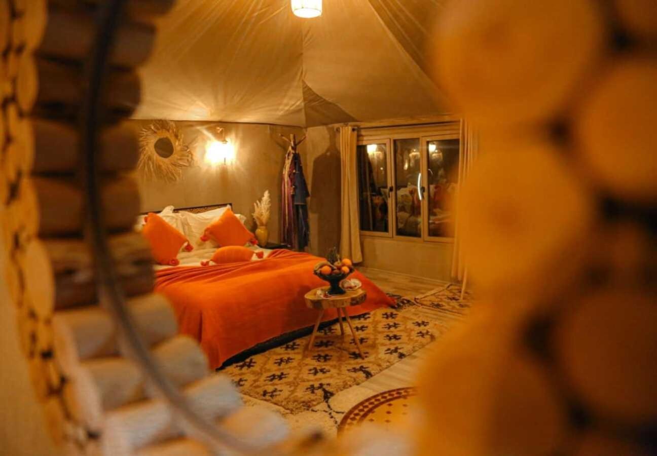 Riadsuerteloca Merzouga Hassilabied 외부 사진 A bedroom in a luxury tent