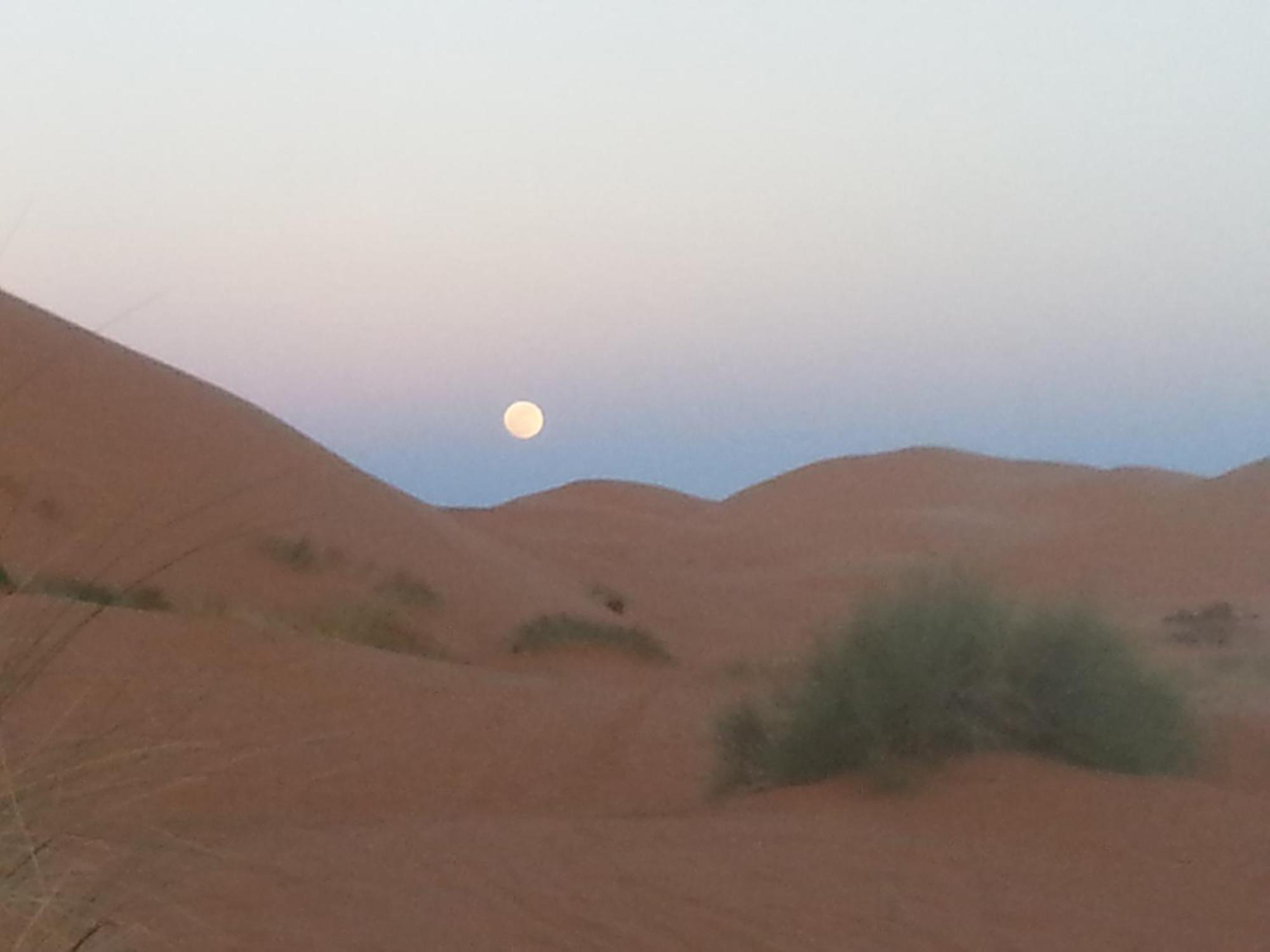 Riadsuerteloca Merzouga Hassilabied 외부 사진 Moon over the dunes