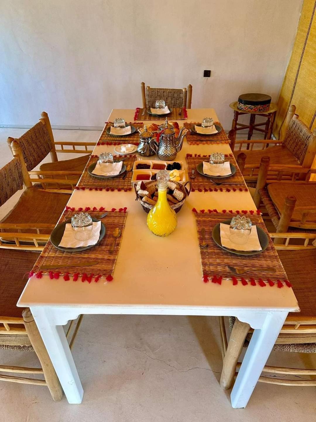 Riadsuerteloca Merzouga Hassilabied 외부 사진 A table set for a meal
