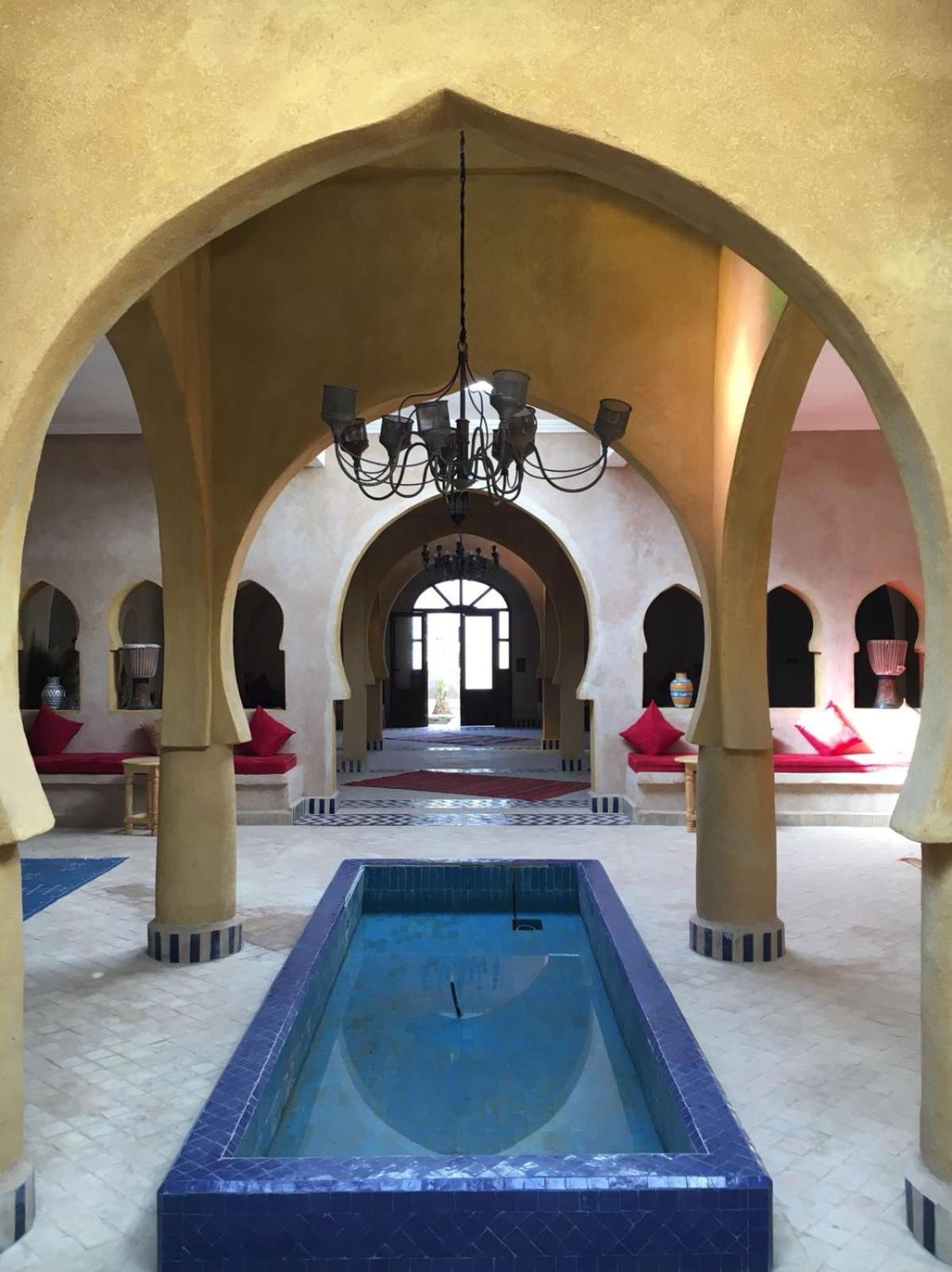 Riadsuerteloca Merzouga Hassilabied 외부 사진 Interior of a riad in Marrakech