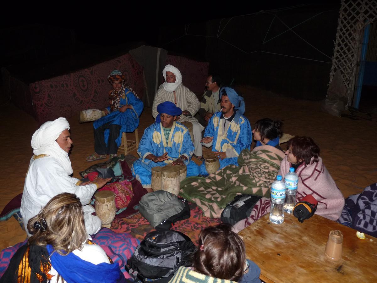 Riadsuerteloca Merzouga Hassilabied 외부 사진 Gnaou musicians in a desert camp