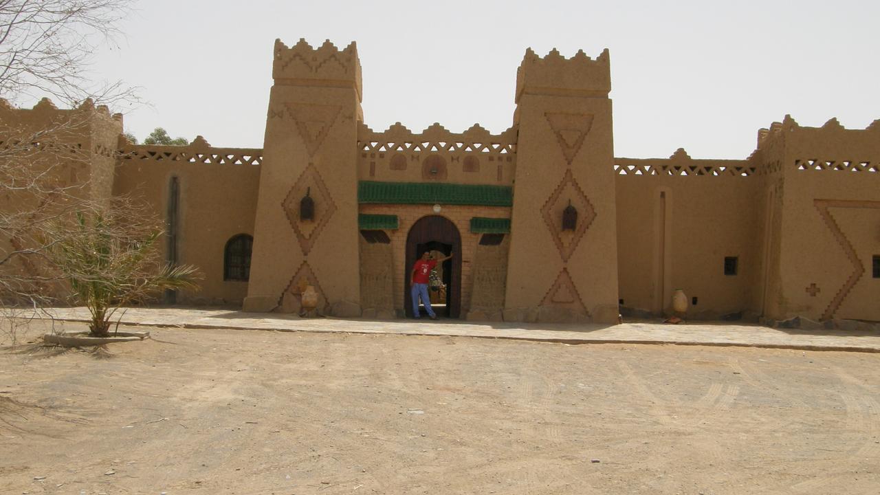 Riadsuerteloca Merzouga Hassilabied 외부 사진 The palace of the sultan of the Kanembu Empire in the 19th century