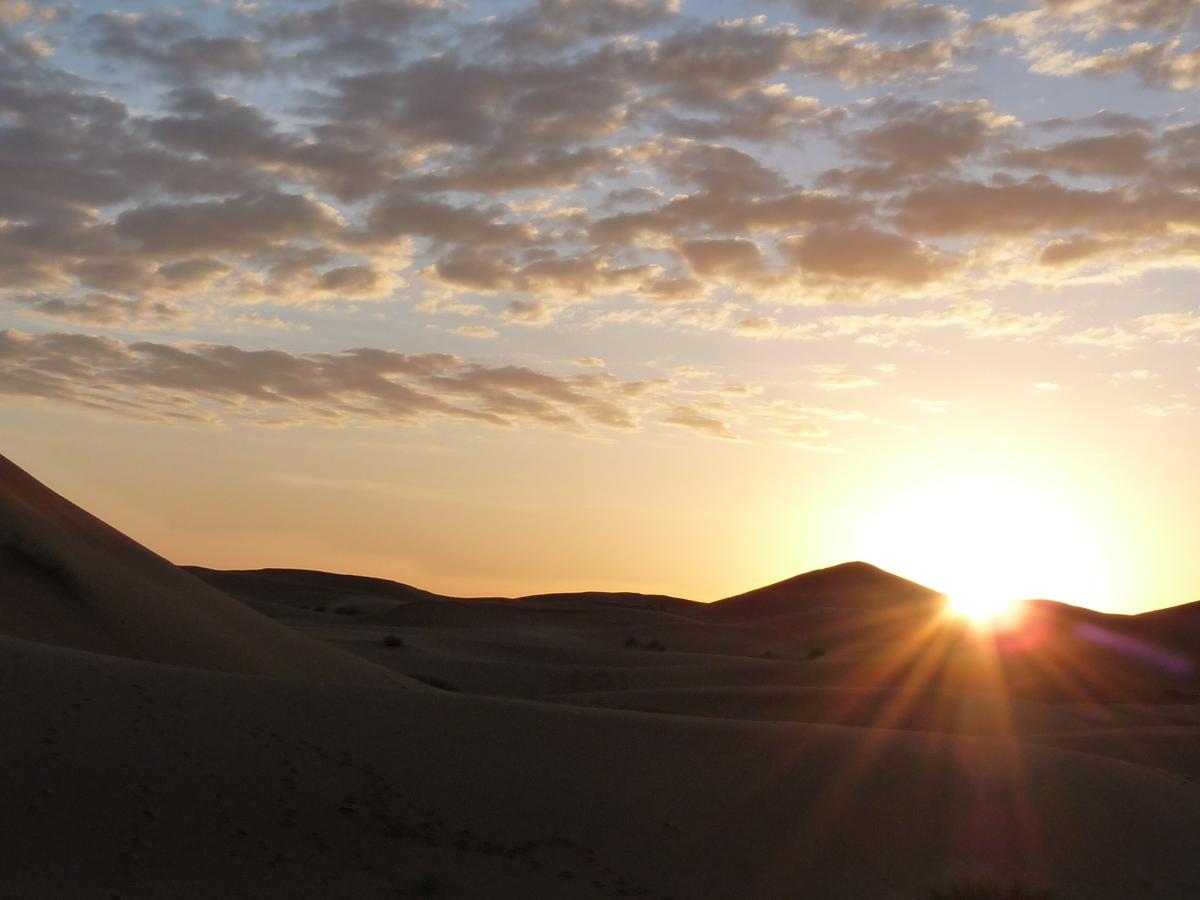 Riadsuerteloca Merzouga Hassilabied 외부 사진 Sunset over the dunes