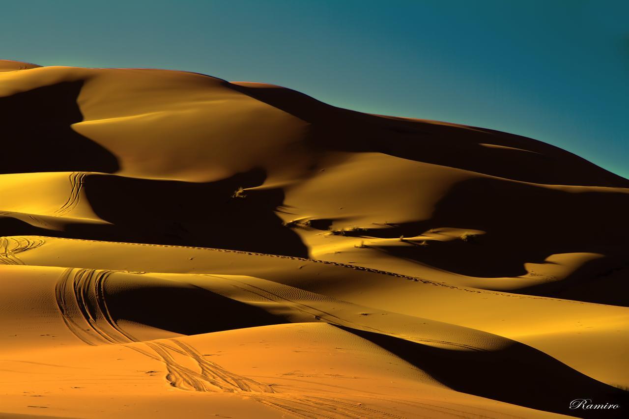 Riadsuerteloca Merzouga Hassilabied 외부 사진 Sand dunes in the Sahara