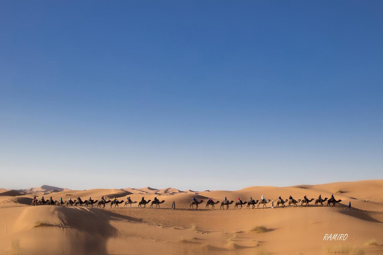 Riadsuerteloca Merzouga Hassilabied 외부 사진 A caravan in the Sahara